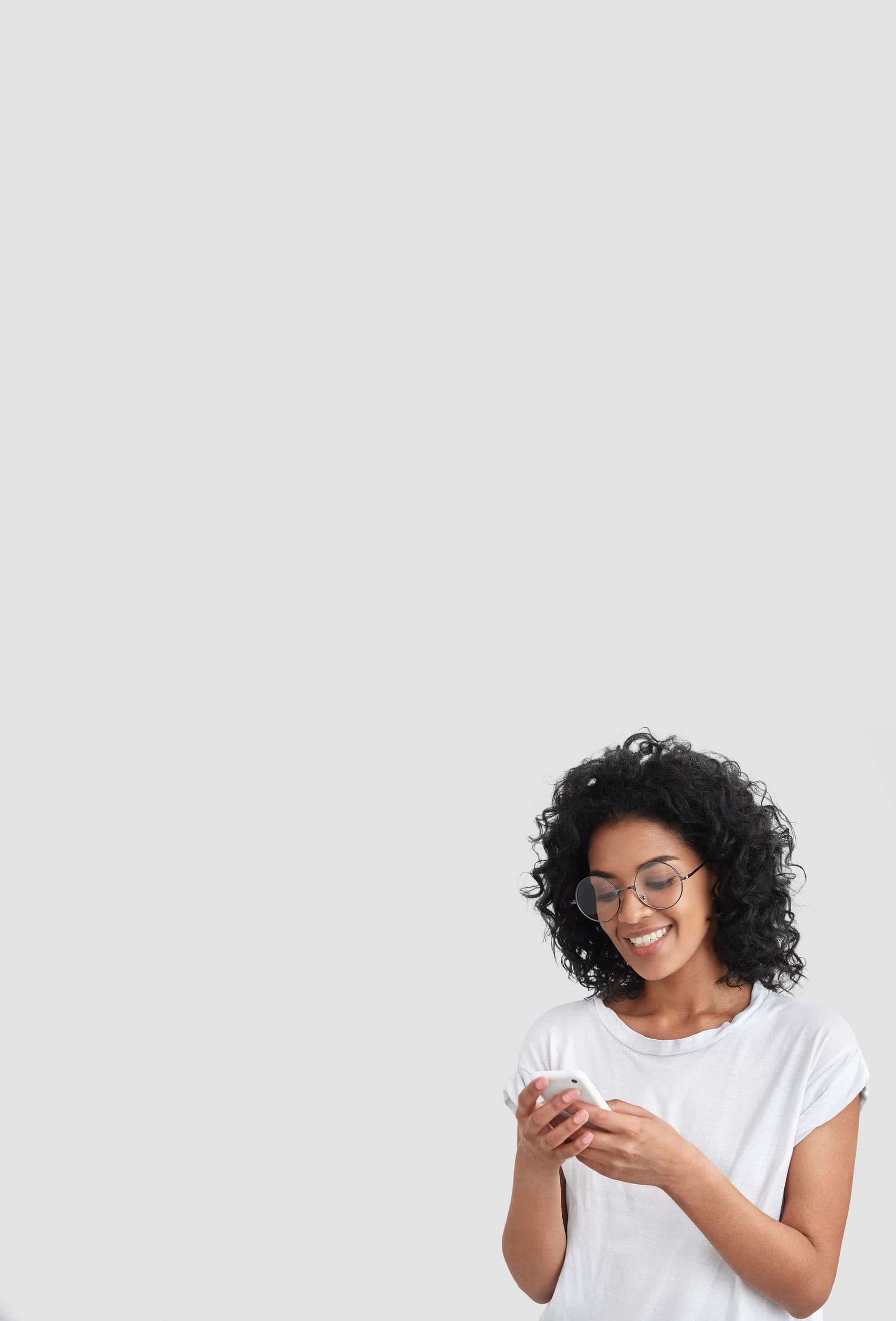 femme afro regardant sont téléphone