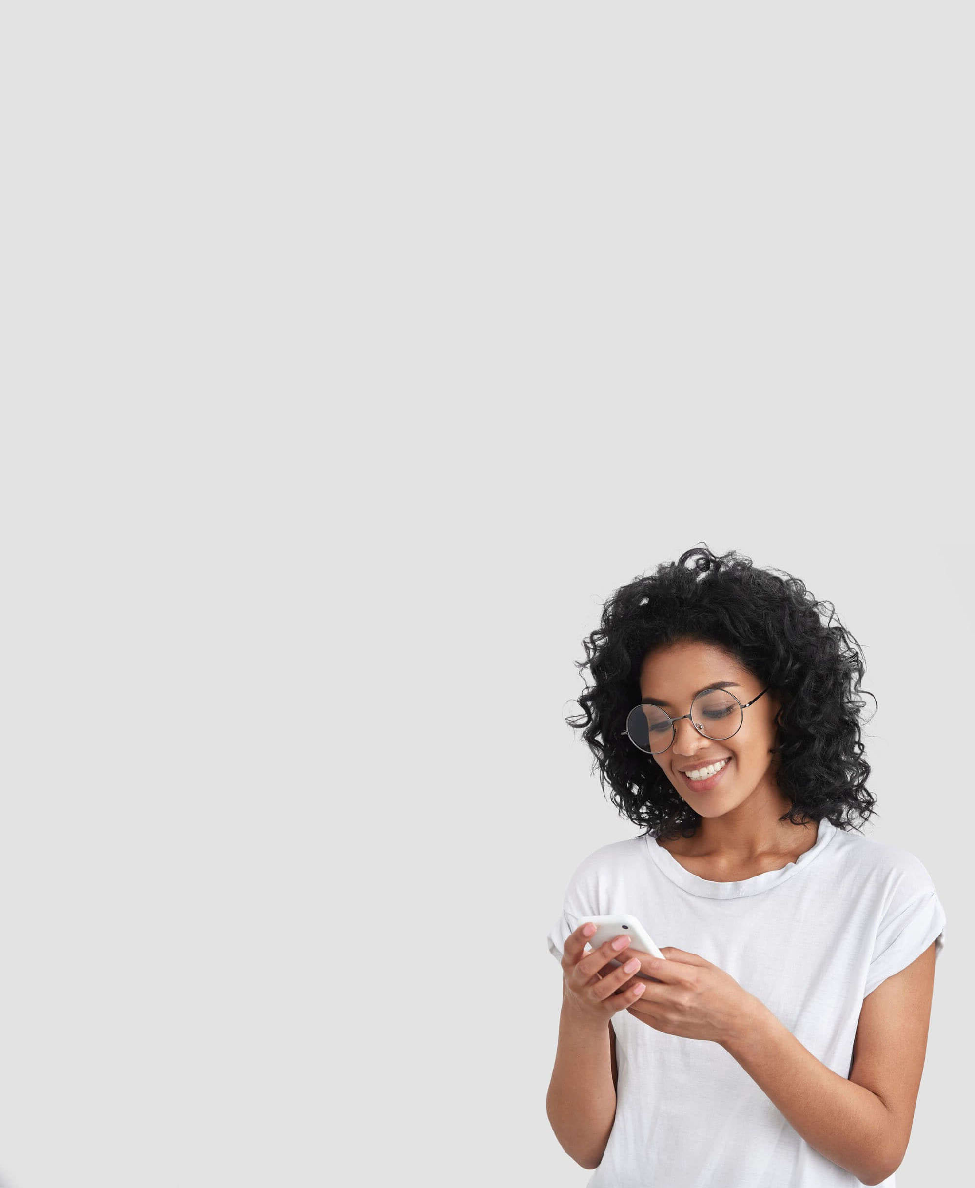 femme afro regardant sont téléphone