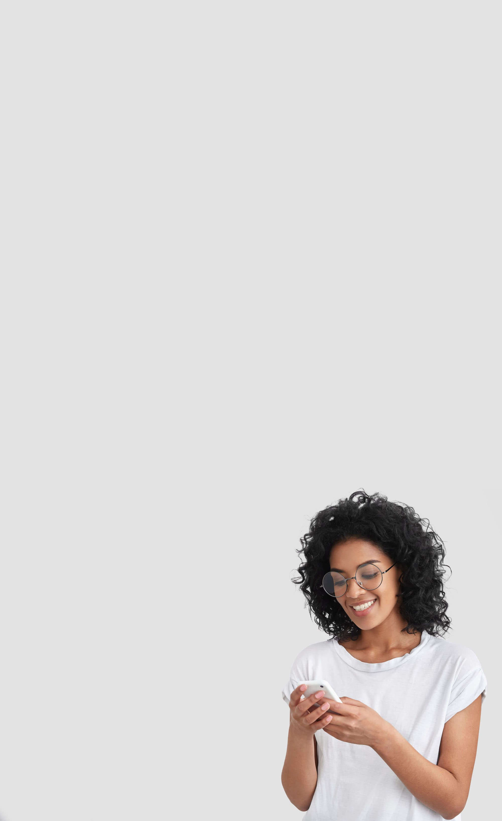 femme afro regardant sont téléphone