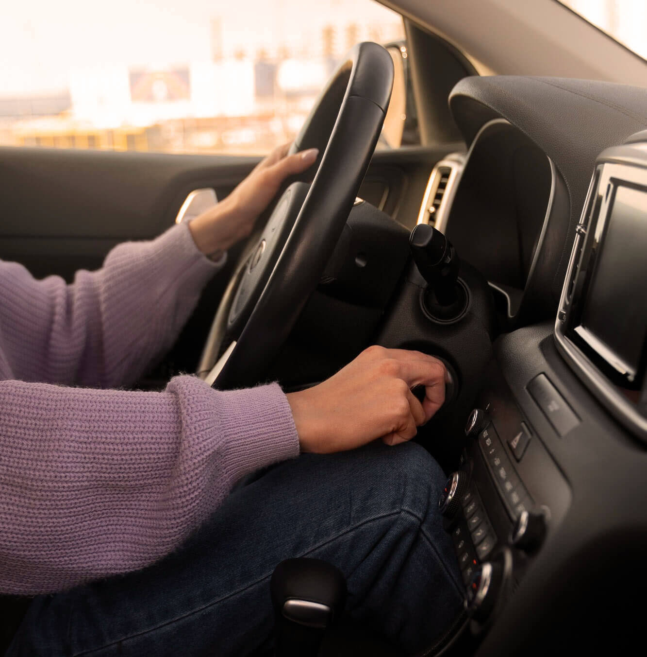 femme passant son examen de permis de conduire dans un vehicule