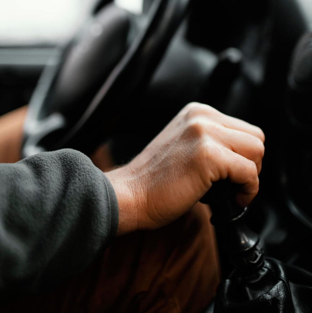 intérieur de voiture dont une personne au volant