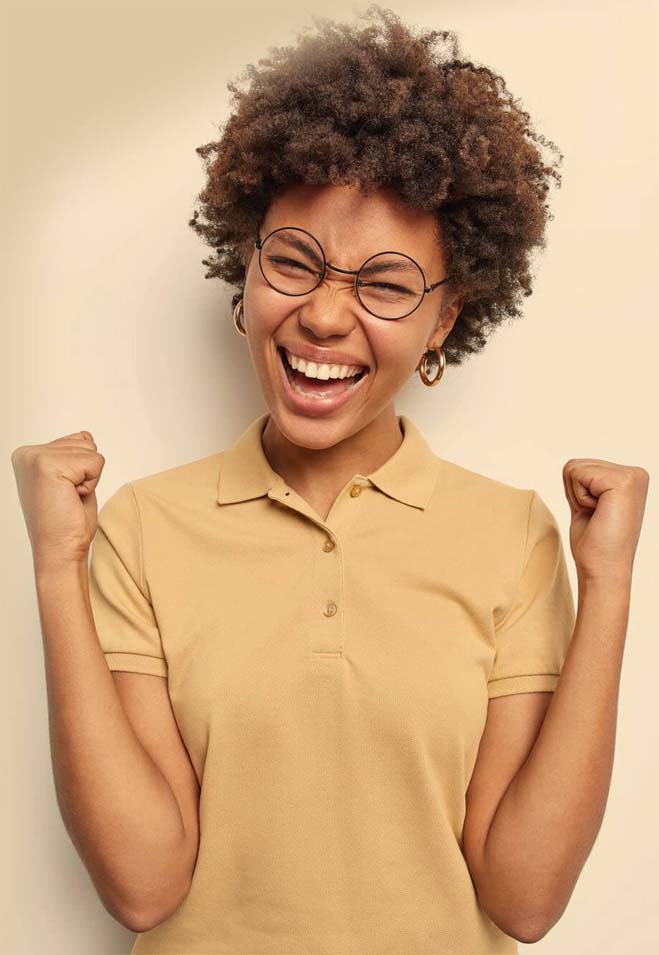 femme afro à lunette exprimant sa joie